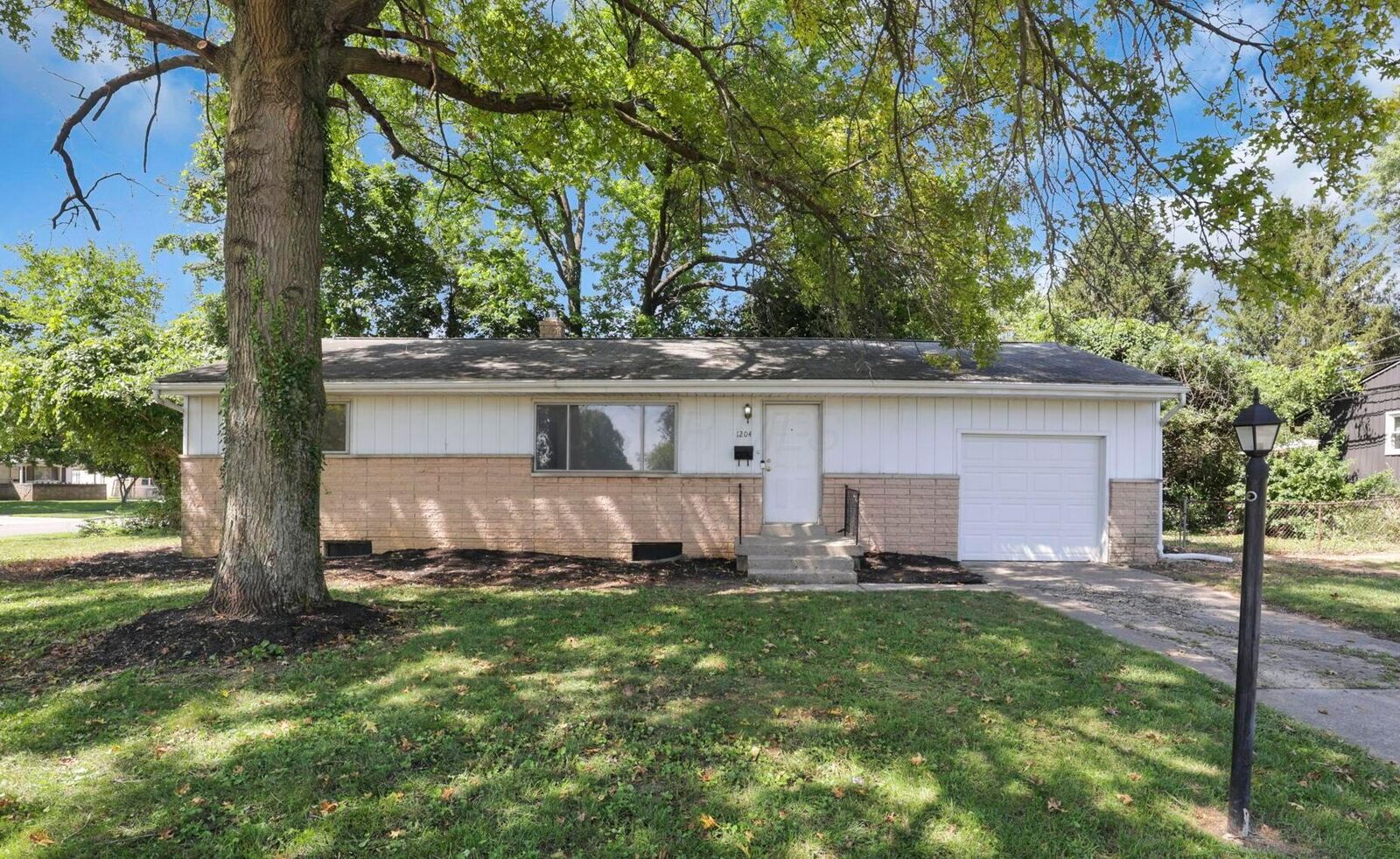 Property Photo: 1204 Carolwood Avenue OH 43227