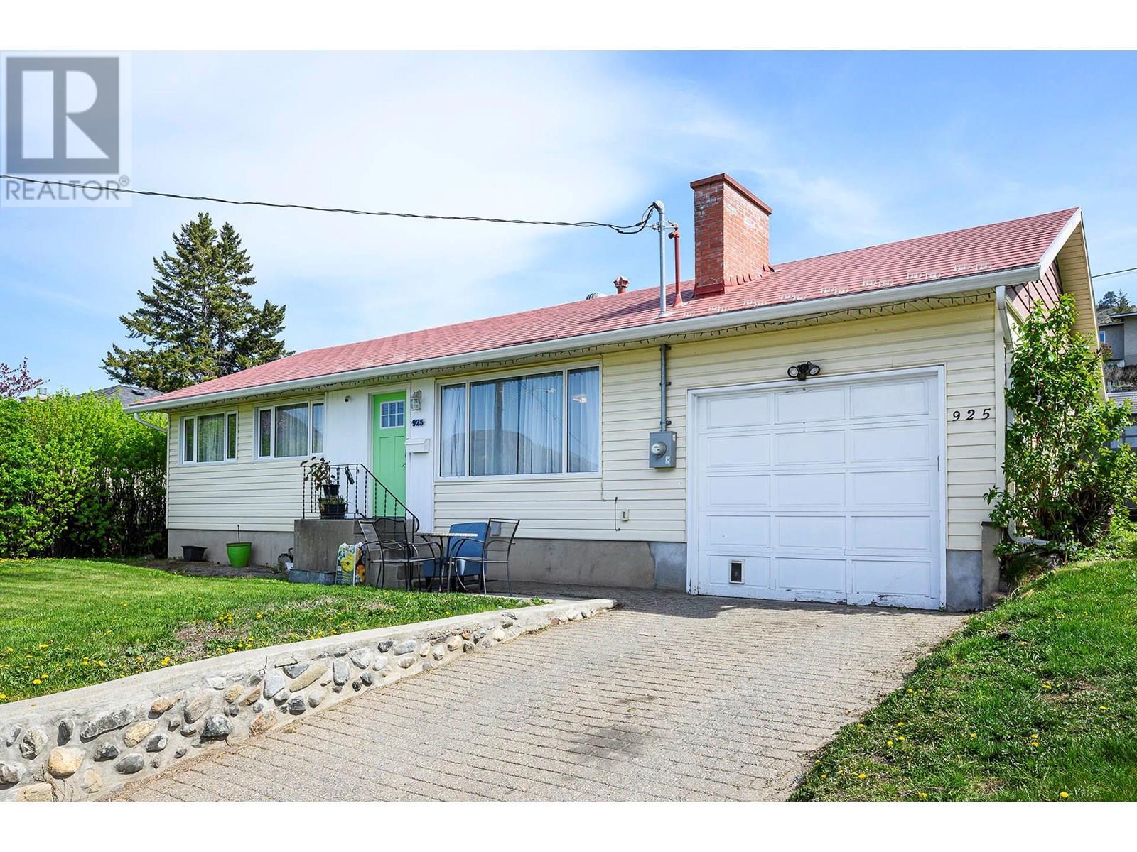 Property Photo:  925 Fraser Street  BC V2C 3H6 