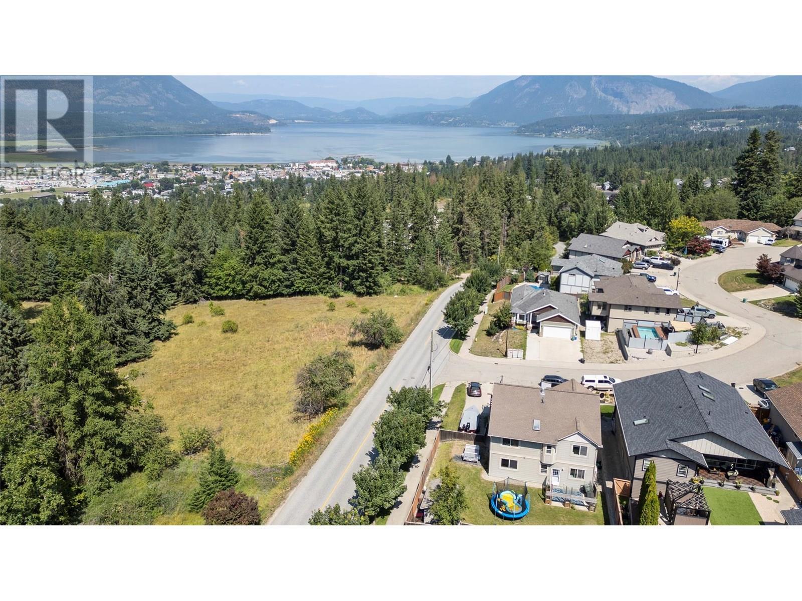 Photo de la propriété:  1002 14 Avenue Southeast  BC V1E 2R5 