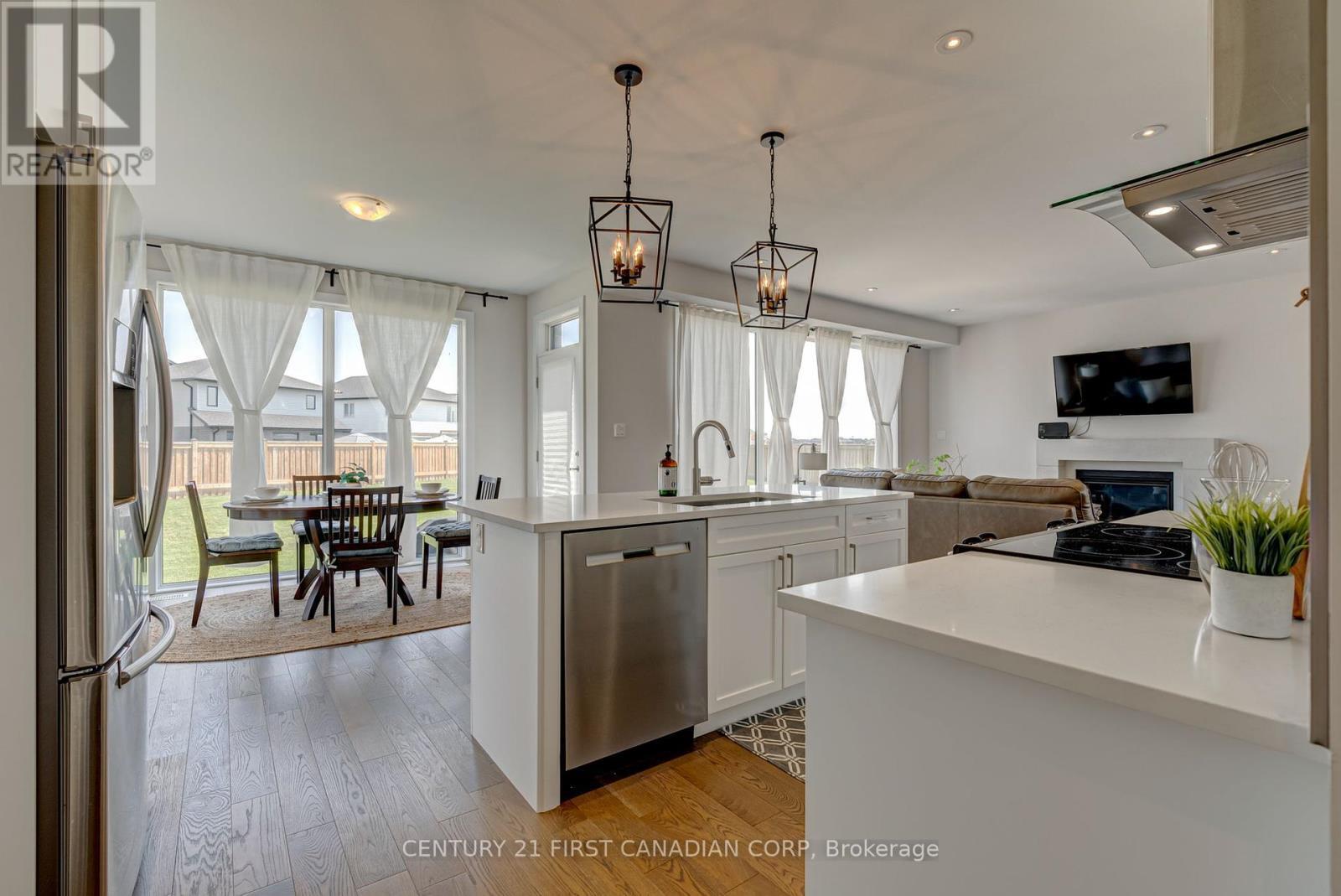 Property Photo:  1318 Red Pine Crossing  ON N6G 0W1 