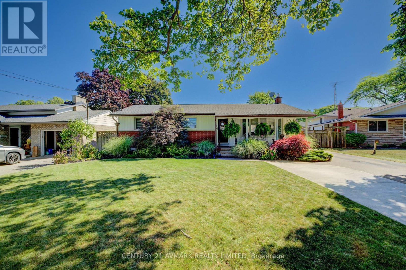 Property Photo:  10 Royale Road  ON L2N 3X9 