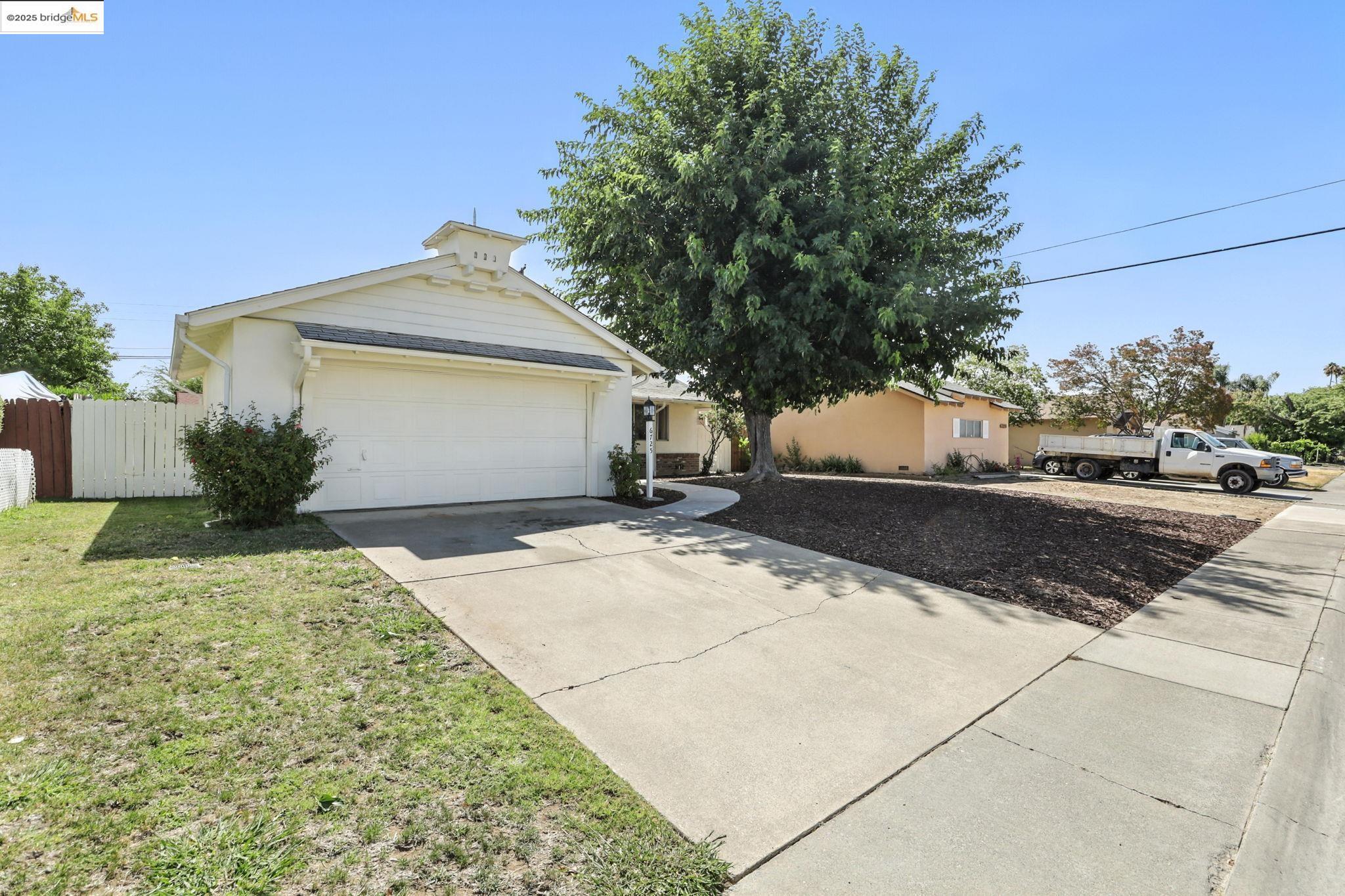 Property Photo: 6725 Austin Way CA 95823