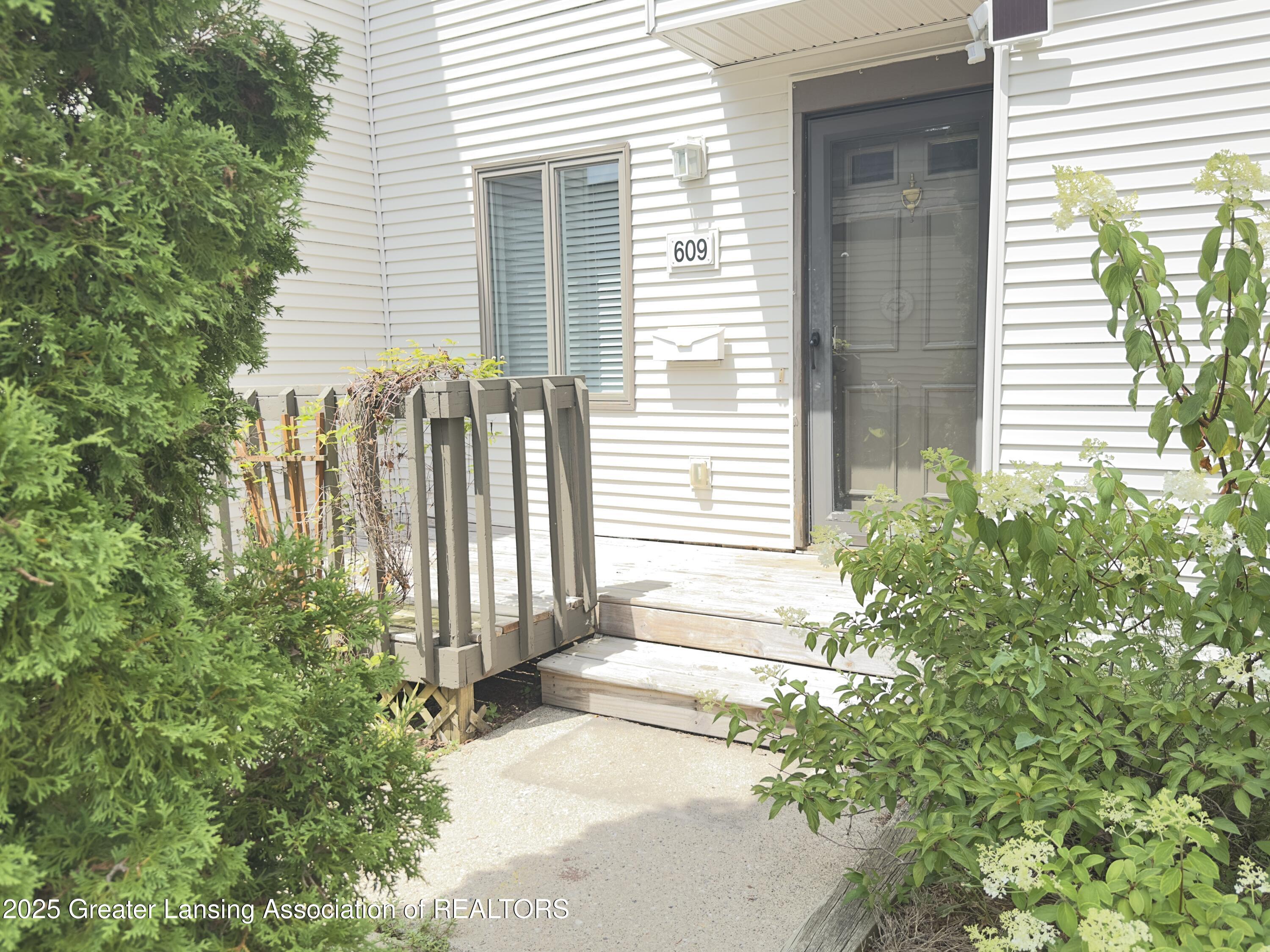 609 Bainbridge Drive  East Lansing MI 48823 photo