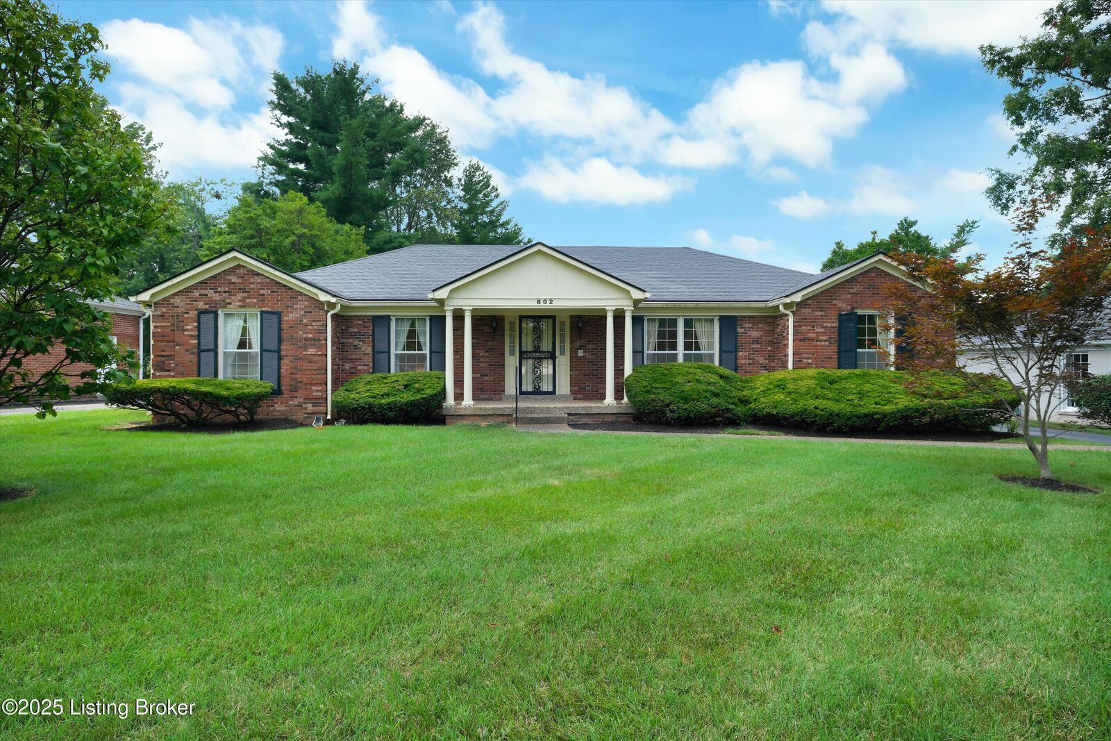 Property Photo: 602 Nottingham Pkwy KY 40222