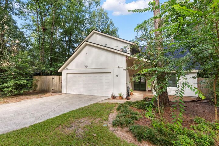 Property Photo: 10 Glorybower Court TX 77380