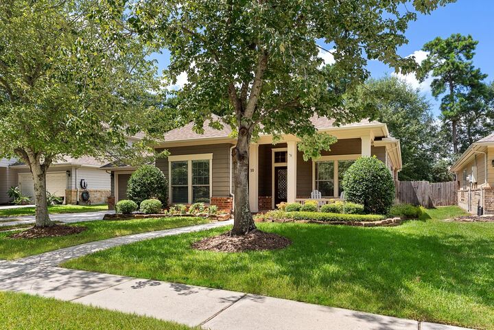 Property Photo: 10 Silver Lute Place TX 77381
