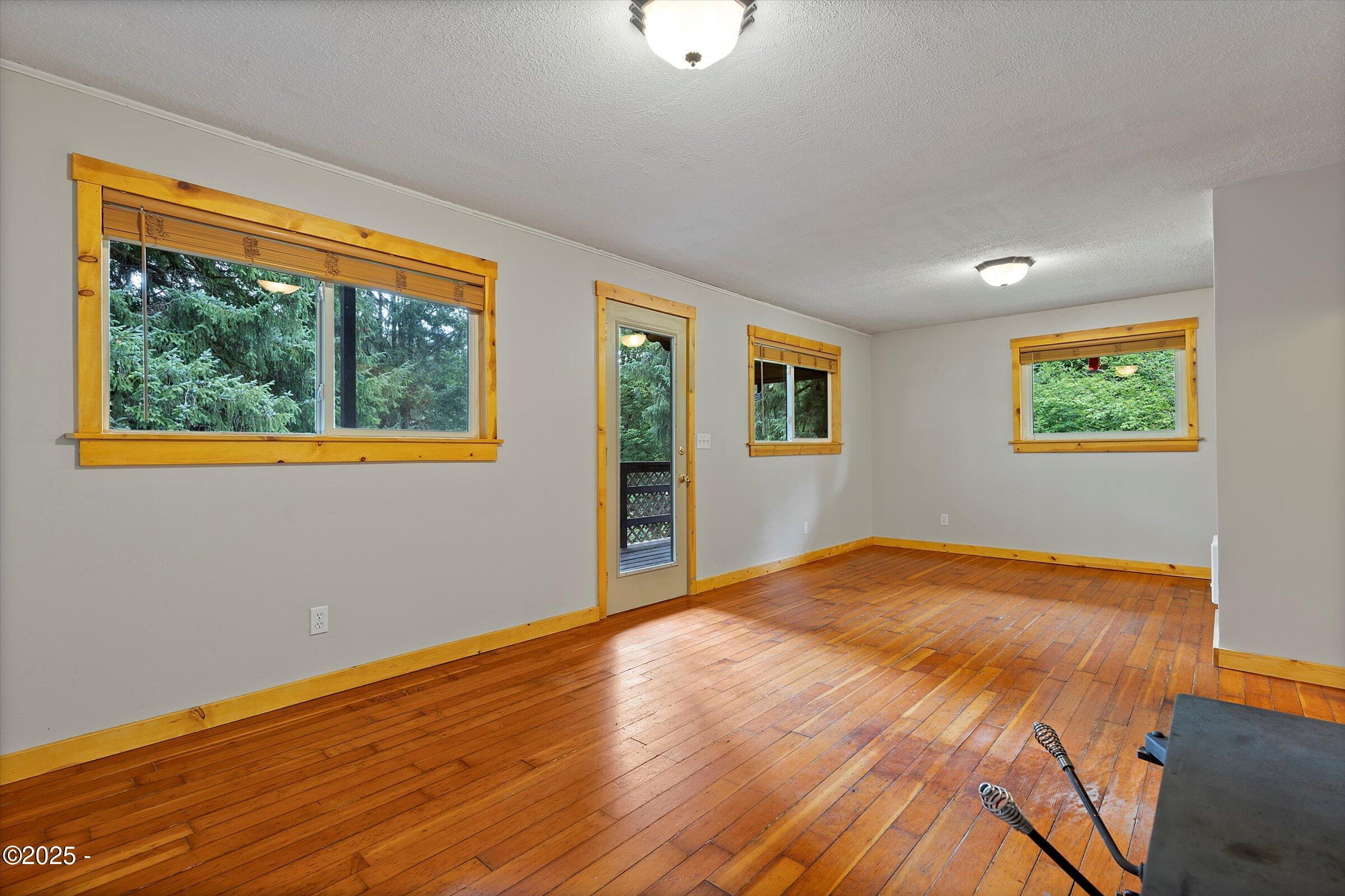 Property Photo: 373 N Deerlane Drive OR 97368