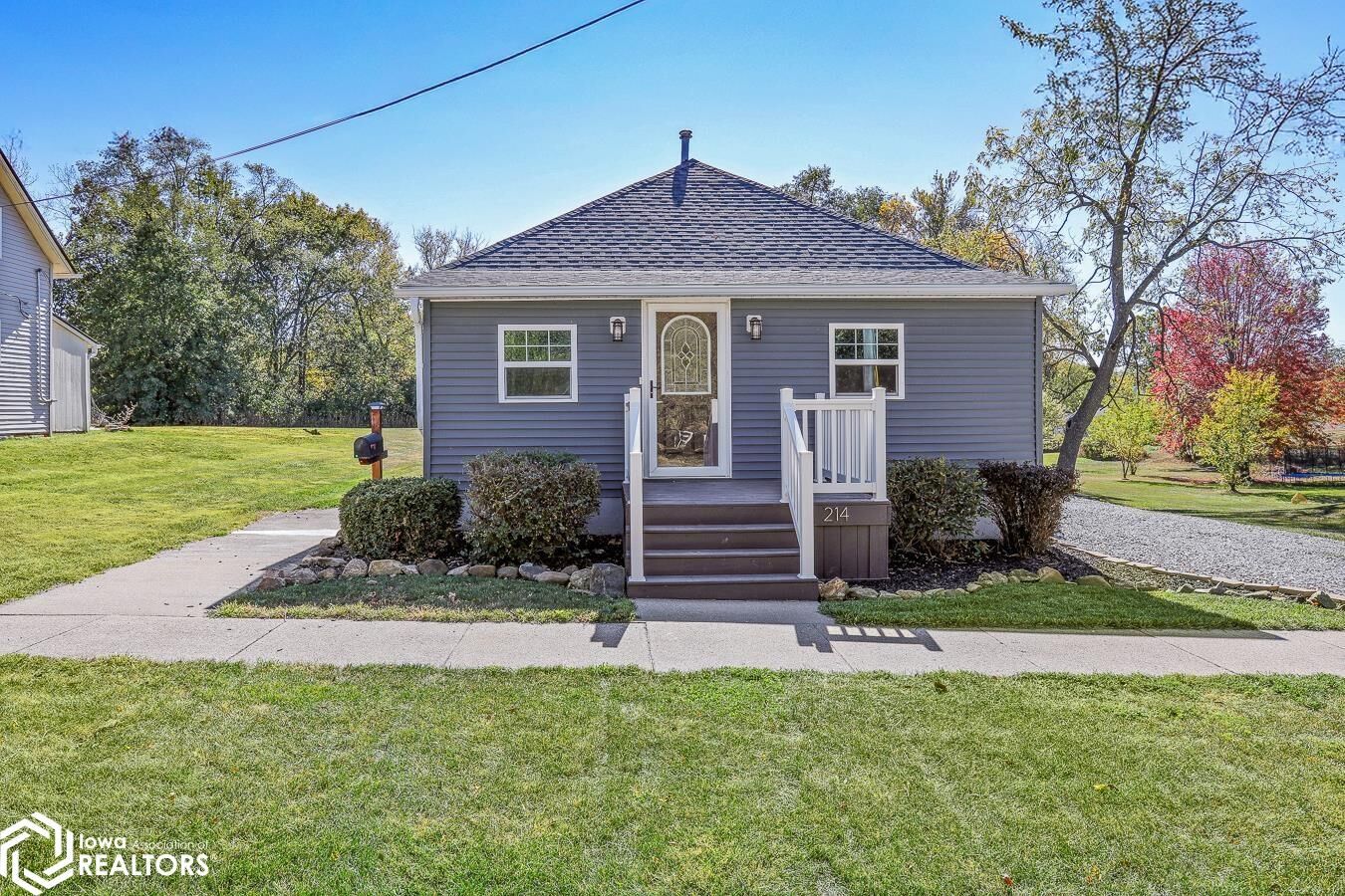 Property Photo:  214 6th Avenue E  IA 52531 