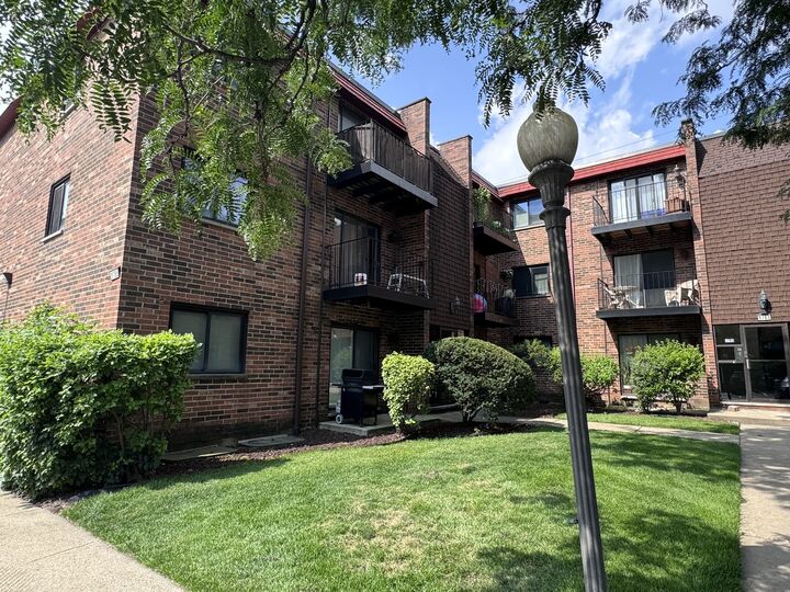 Property Photo:  1785 W Algonquin Road 2A  IL 60056 