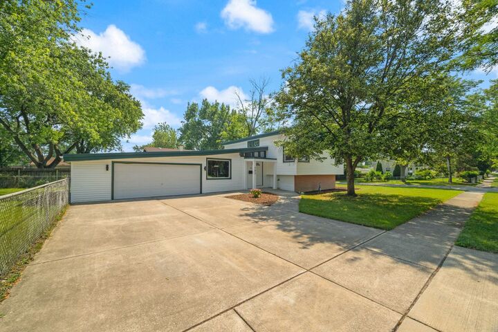 Property Photo:  383 N Lincoln Avenue  IL 60181 