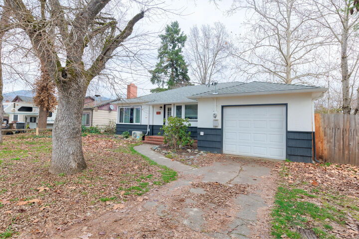 Property Photo: 1035 SE Ashley Place OR 97526