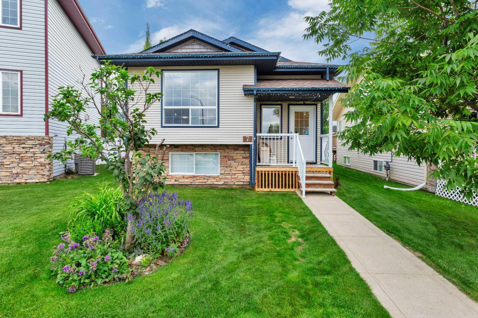 Property Photo: 7 Ralston Crescent AB T4P 3Y5