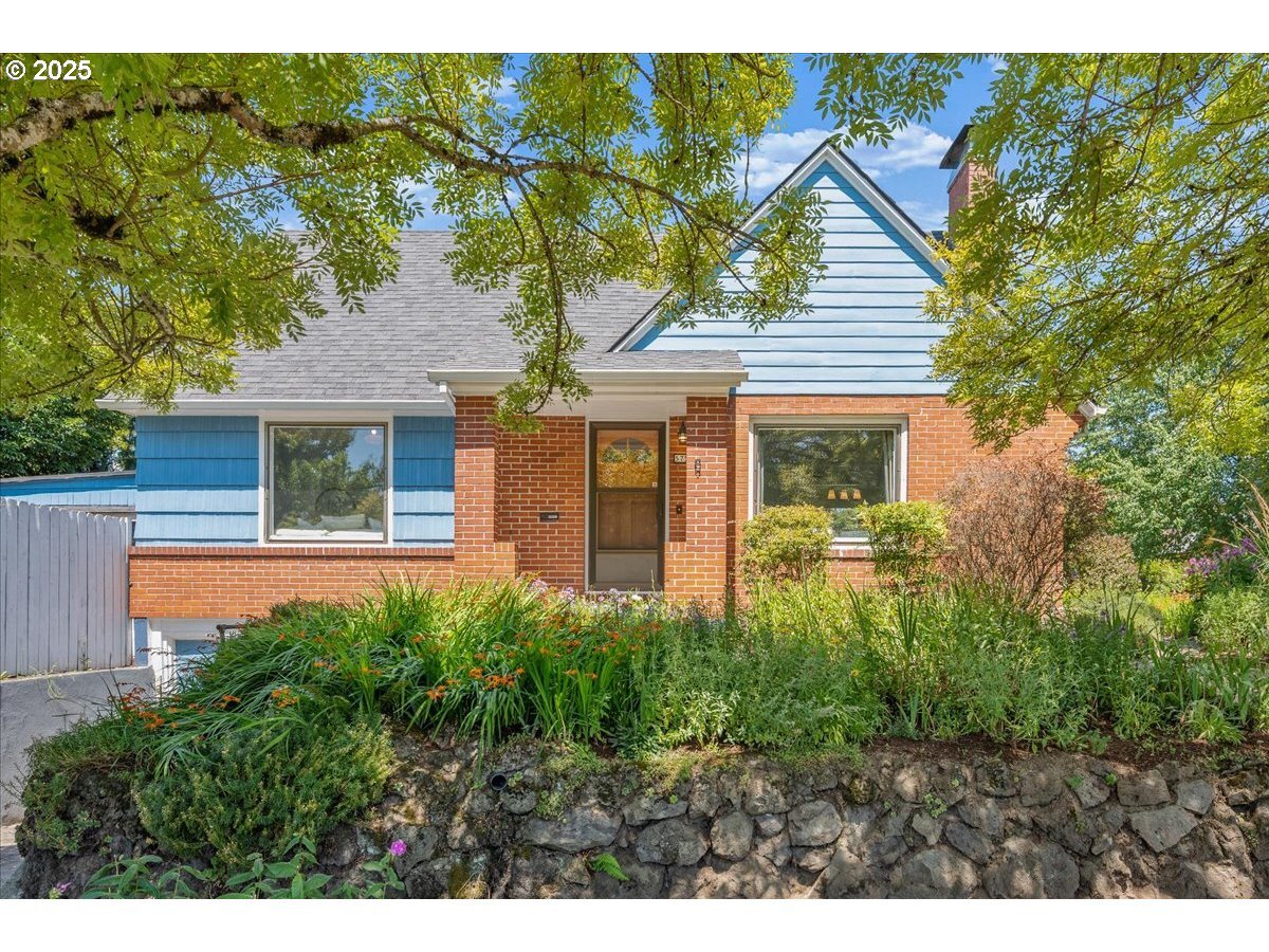 Property Photo: 5755 SE Lincoln St OR 97215
