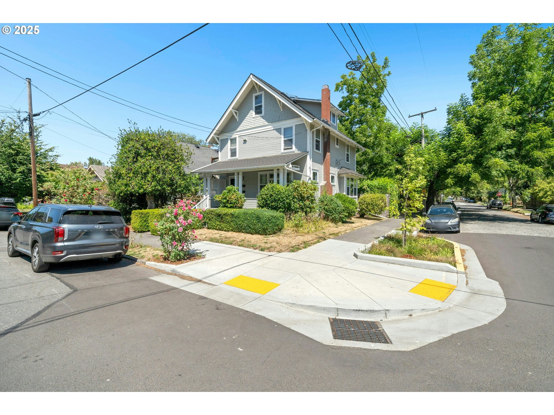 Property Photo:  3955 SE Madison St  OR 97214 