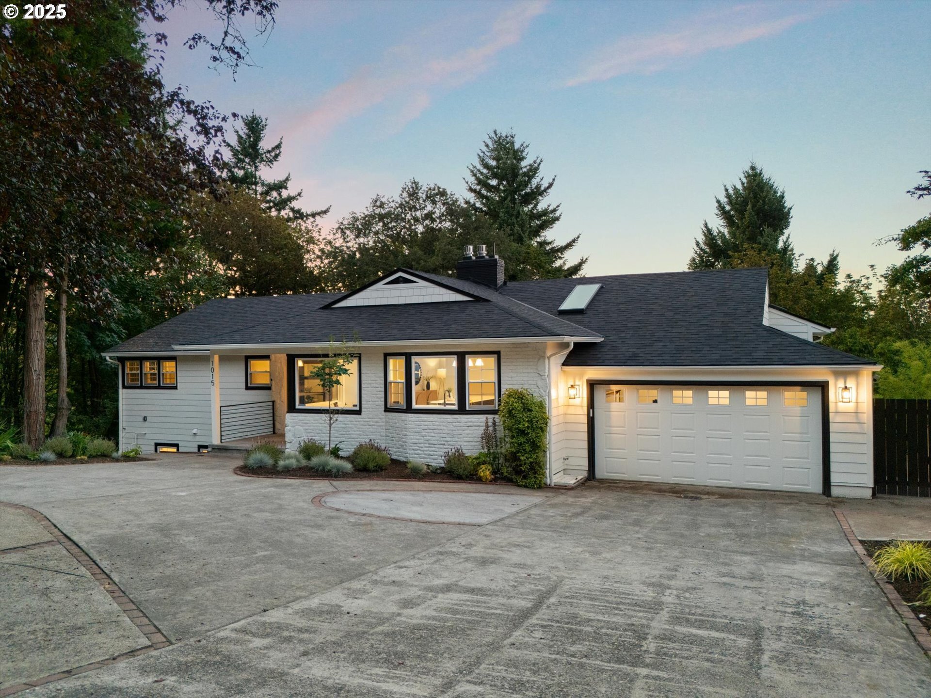 Property Photo: 1015 Southshore Blvd OR 97034