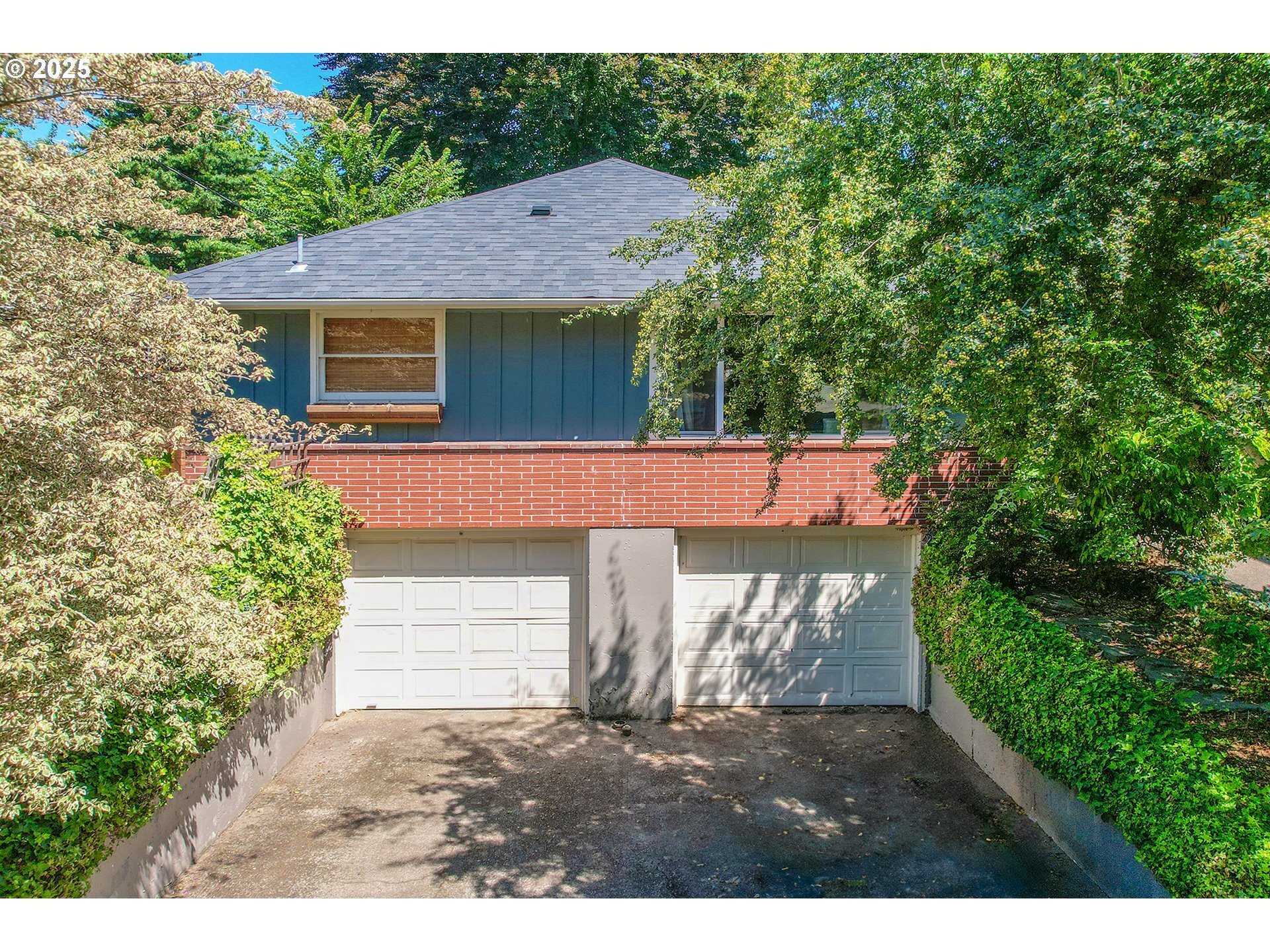 Property Photo: 3045 NE Couch St OR 97232