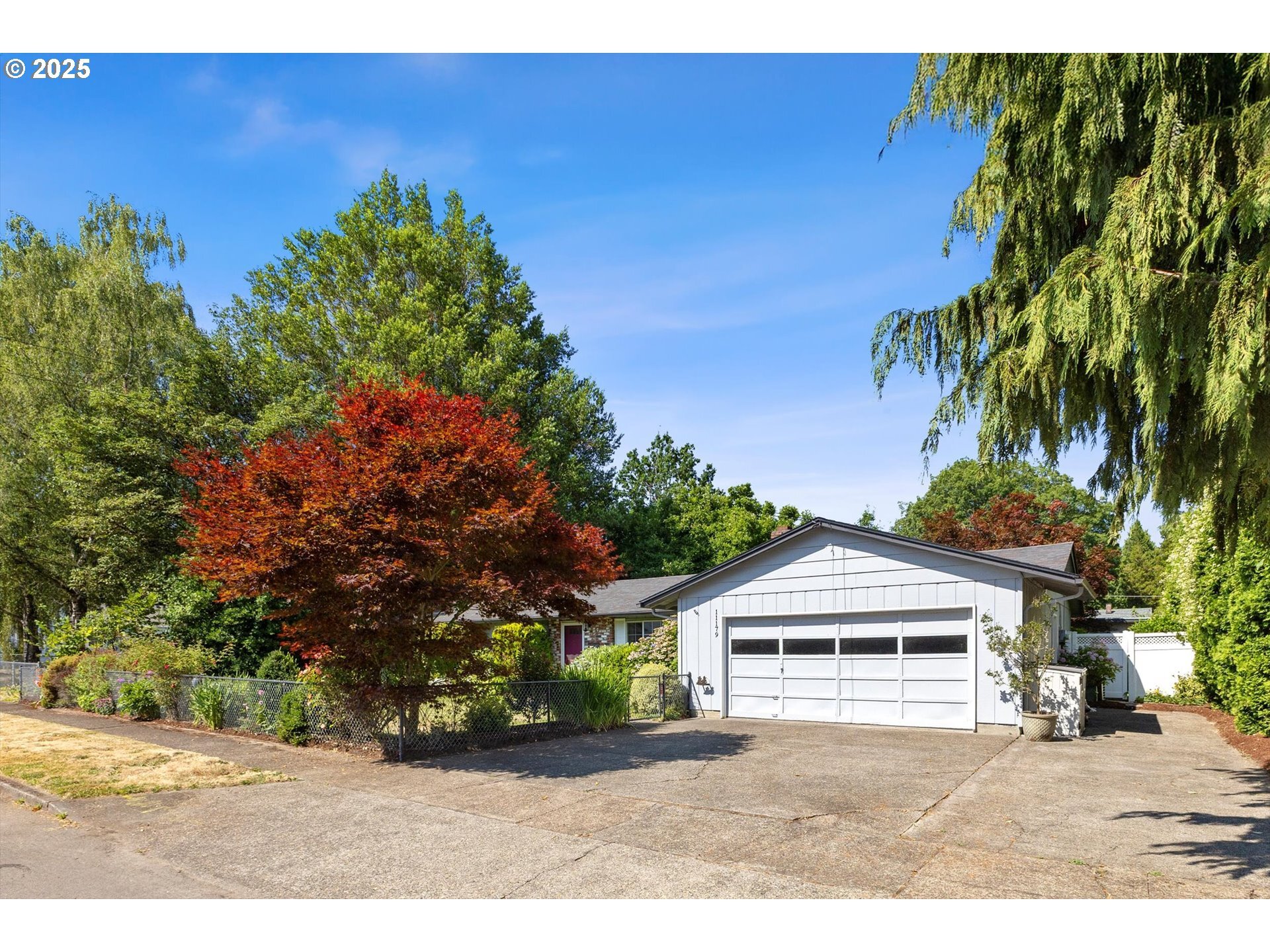 Property Photo: 11179 SE 31st Ave OR 97222