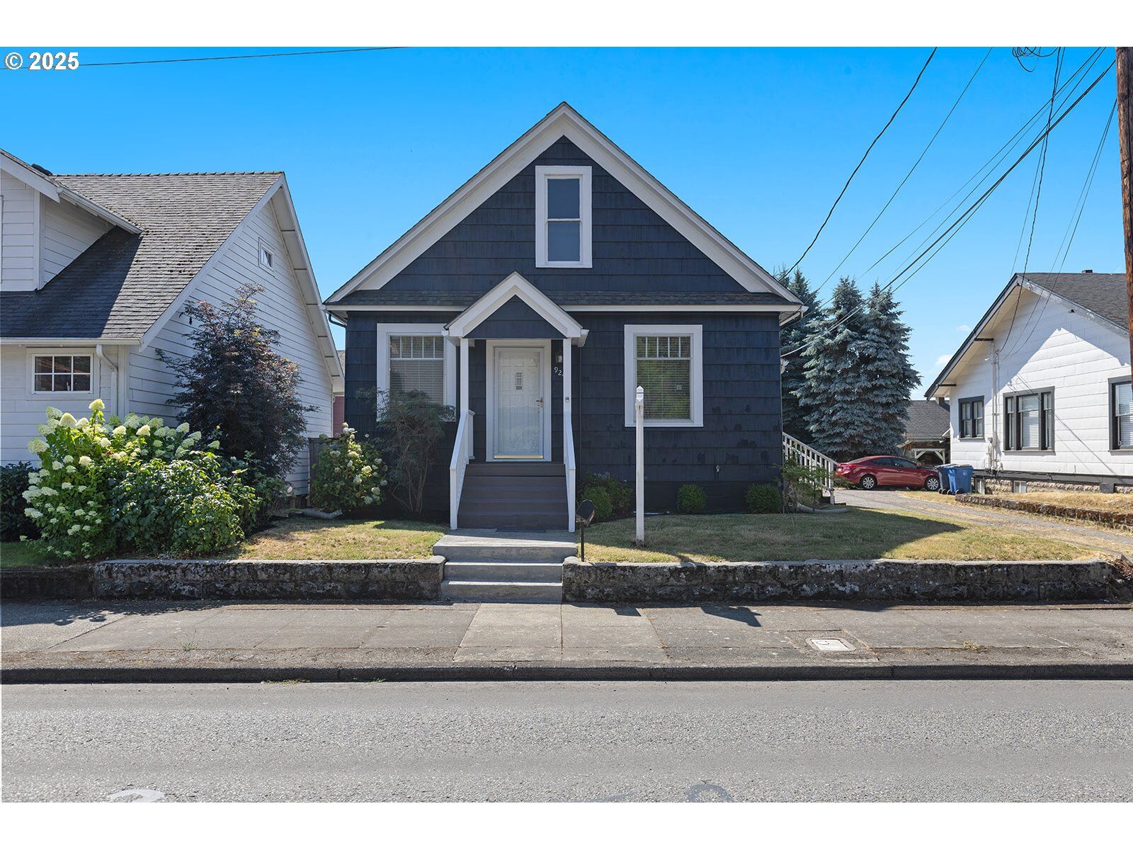 Property Photo:  924 NE 3rd Ave  WA 98607 