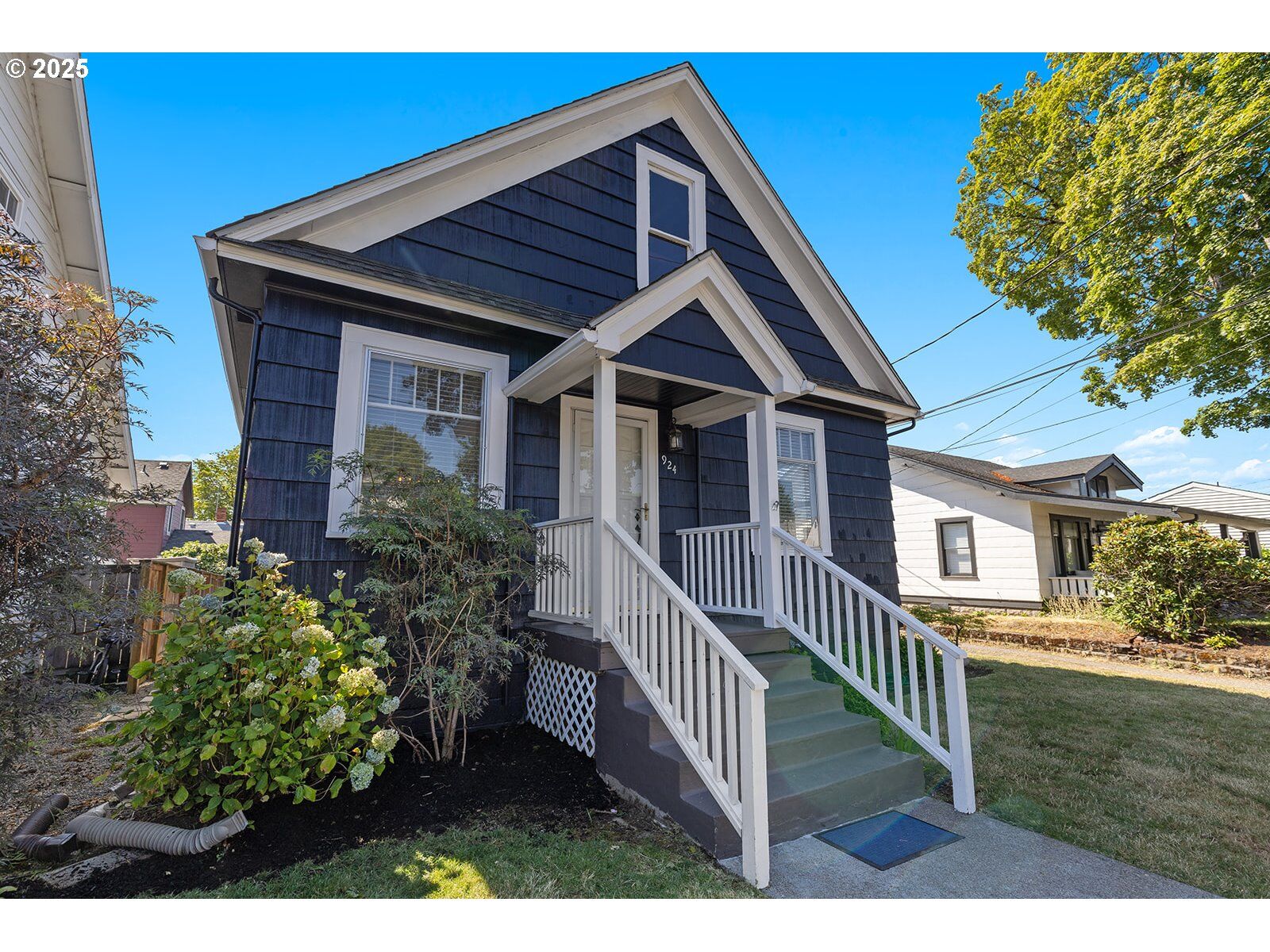 Property Photo:  924 NE 3rd Ave  WA 98607 