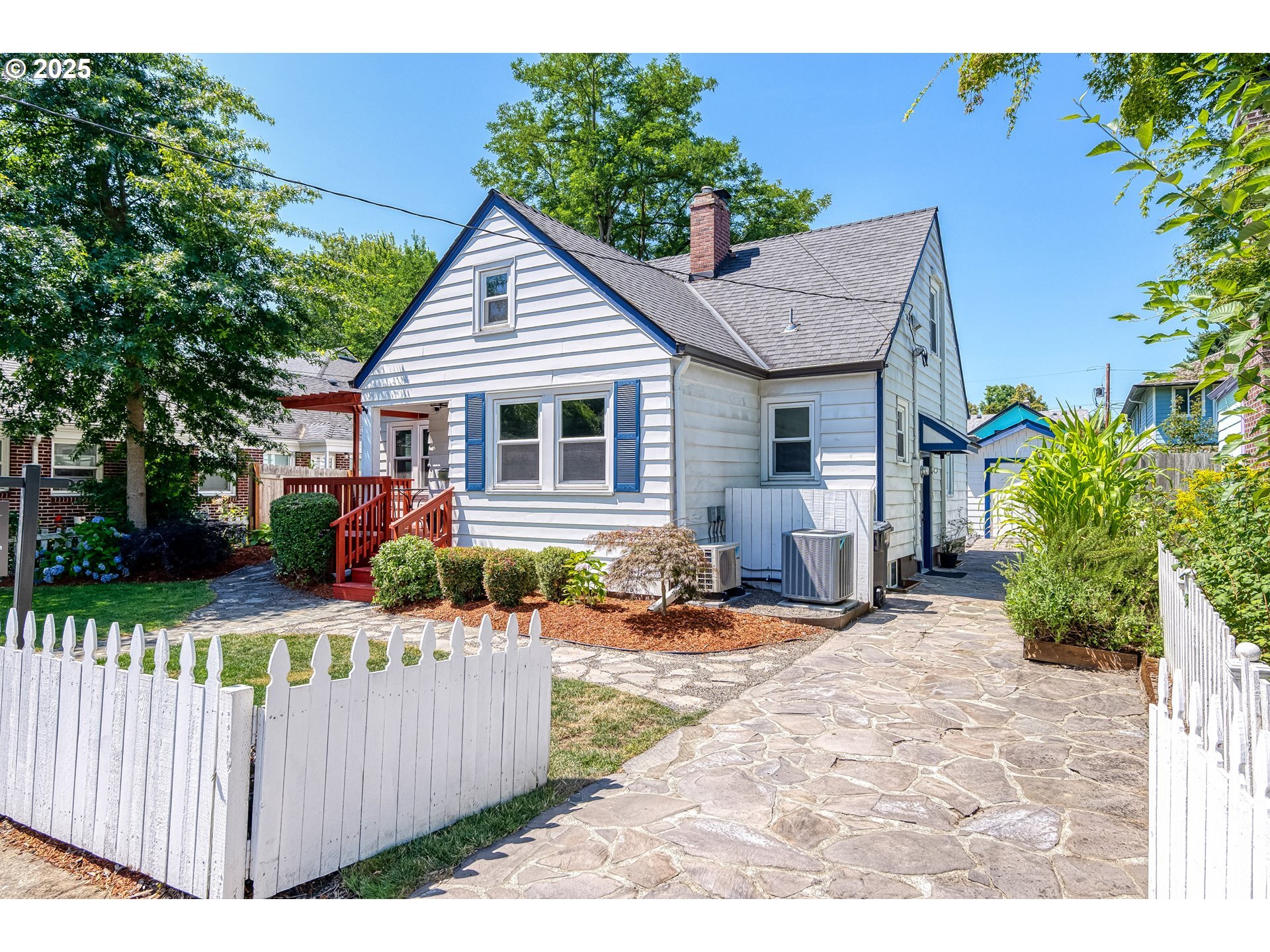 Property Photo:  405 SE 32nd Ave  OR 97214 