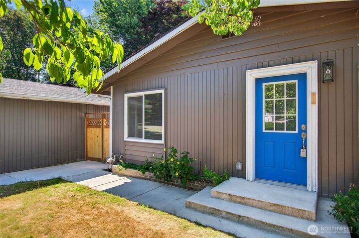 Property Photo:  711 NE 6th Street  WA 98604 