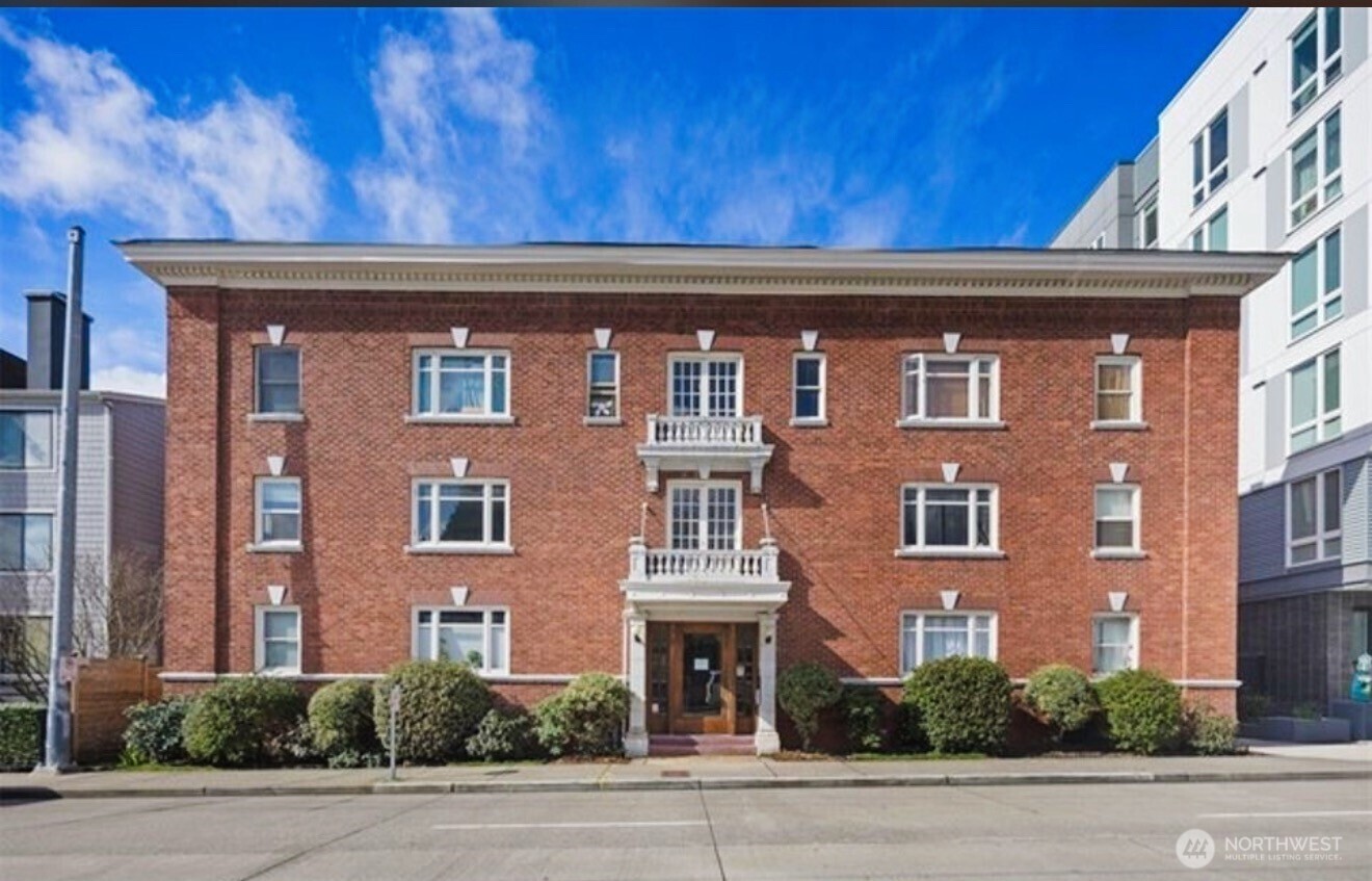 Property Photo: 4725 15th Avenue NE 27 WA 98105