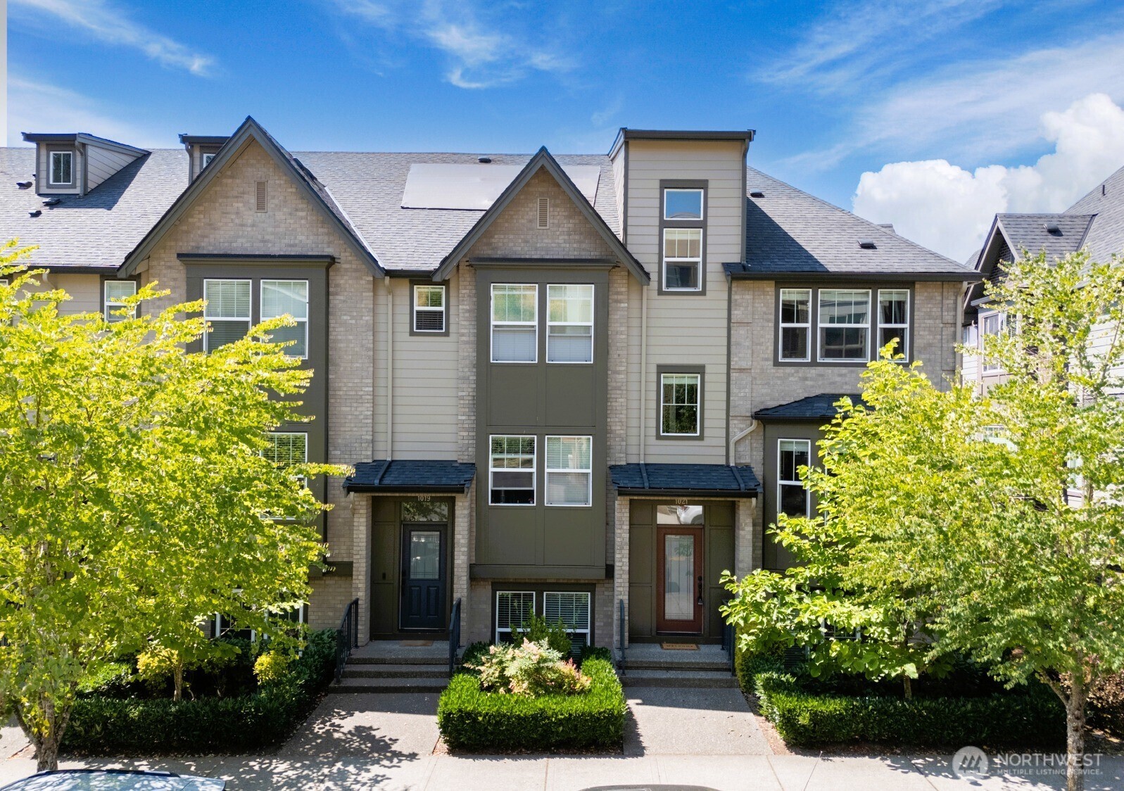 Property Photo:  1021  10th Avenue NE  WA 98029 