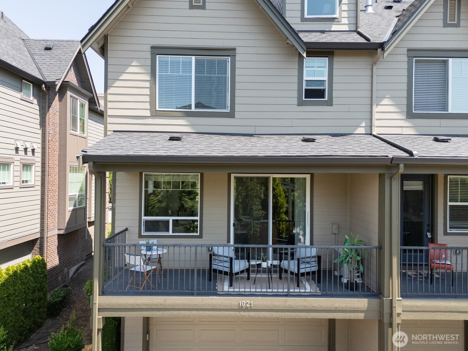 Property Photo:  1021  10th Avenue NE  WA 98029 