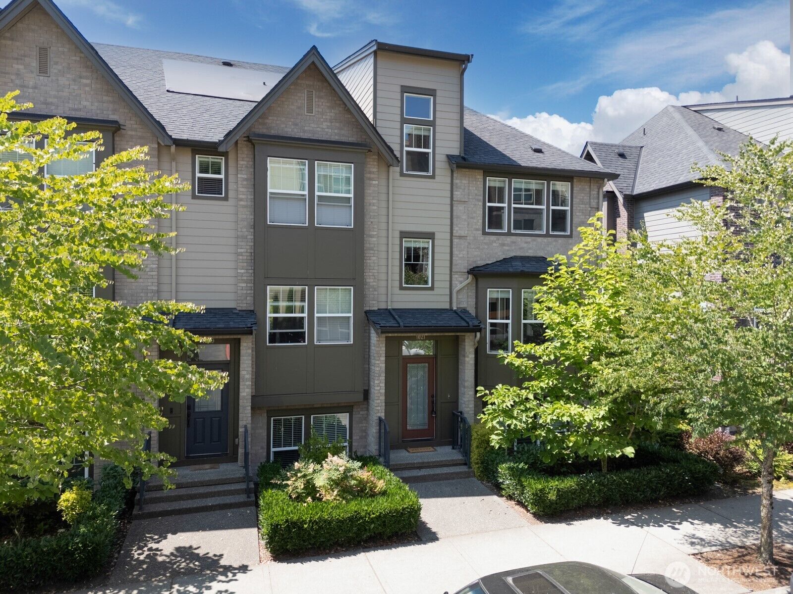 Property Photo:  1021  10th Avenue NE  WA 98029 