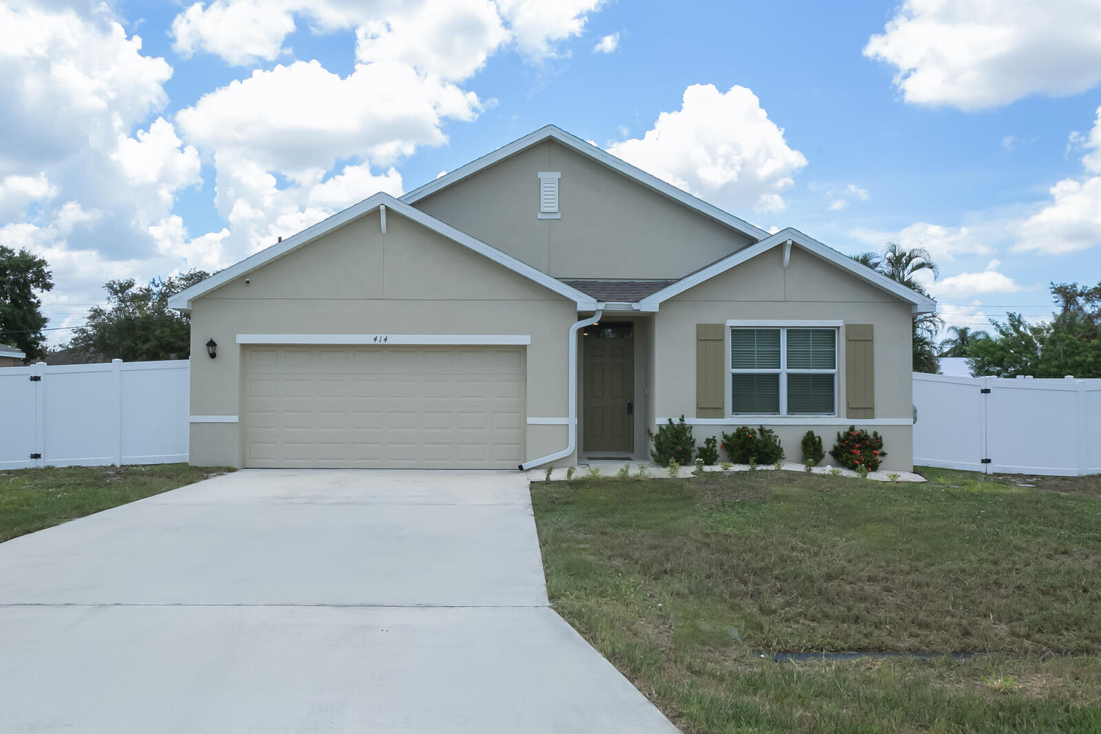 Property Photo: 414 SE Fairchild Avenue FL 34984