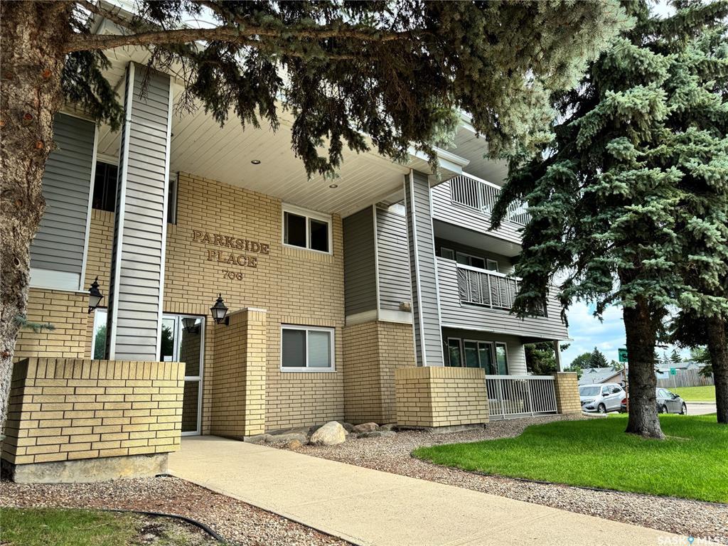 Property Photo: 706 Confederation Drive 303 SK S7L 5R7