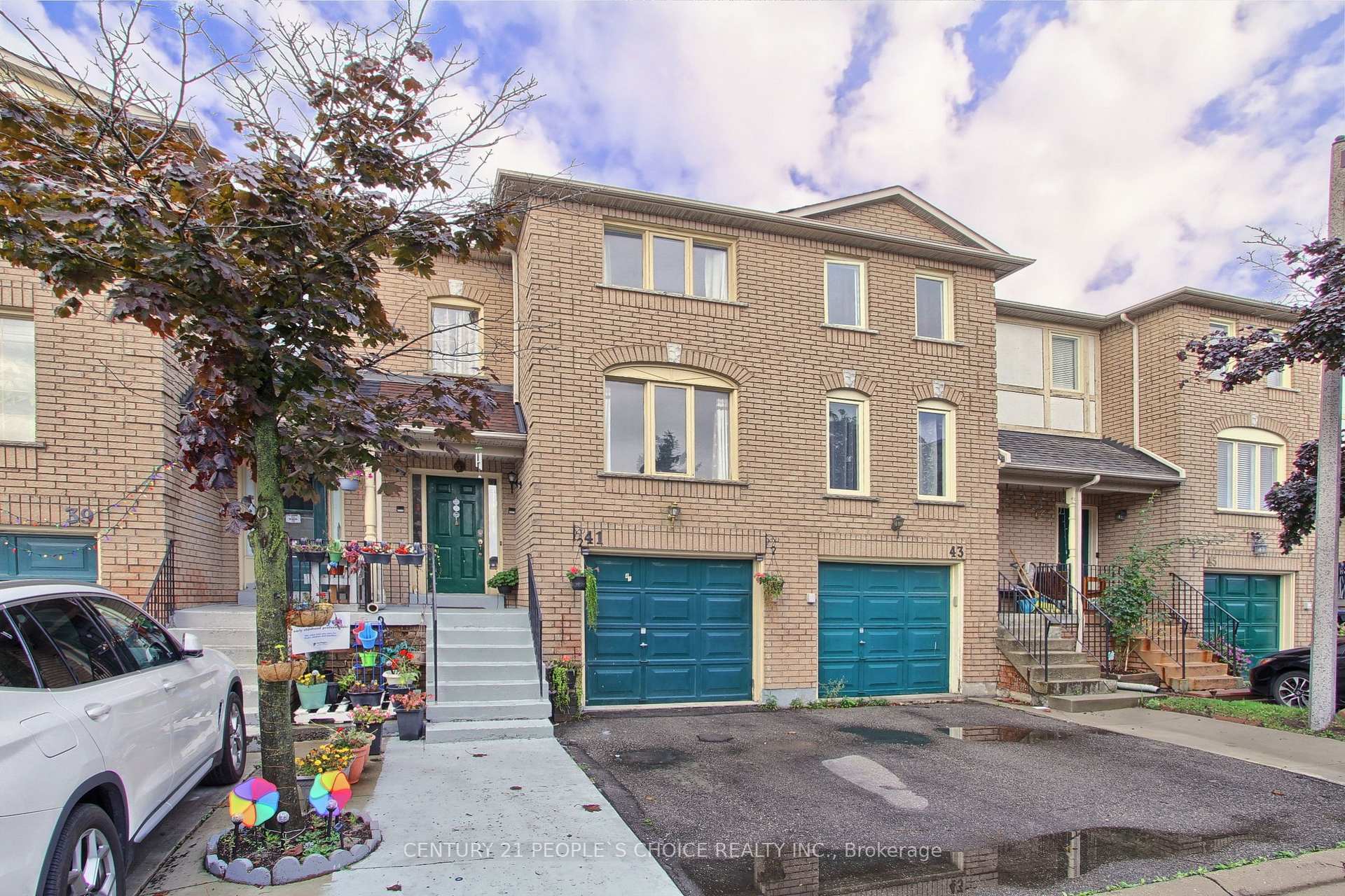 Photo de la propriété: 2 Sir Lou Drive 41 ON L6Y 5A8
