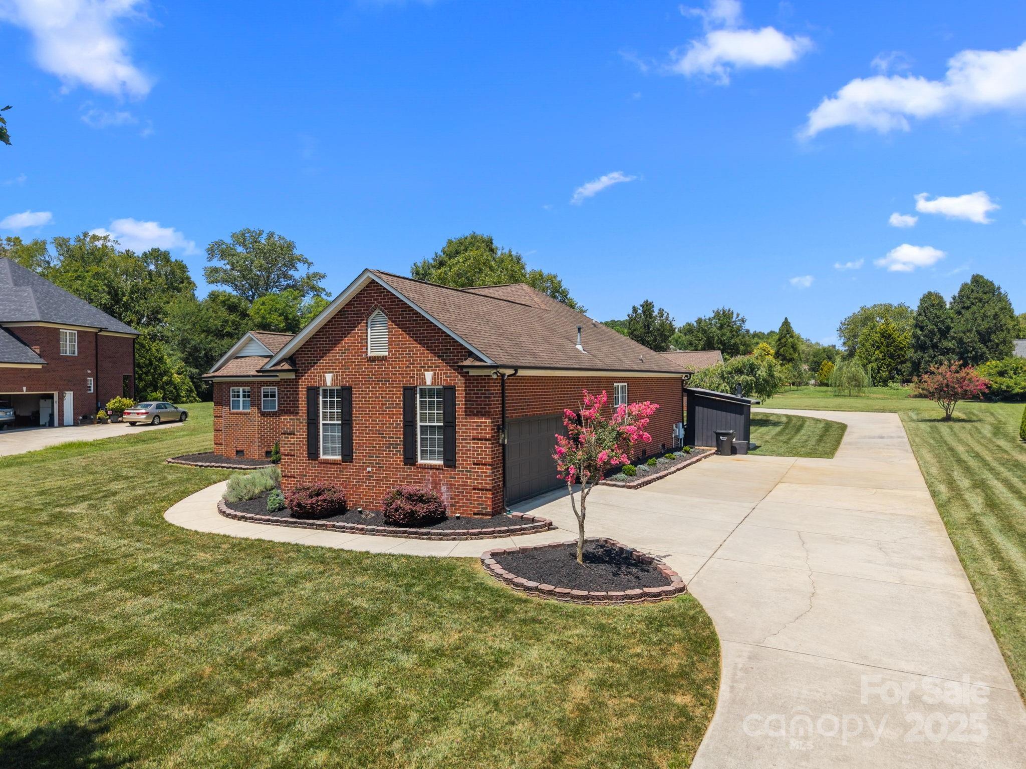 Property Photo: 6006 Leeds Court NC 28110
