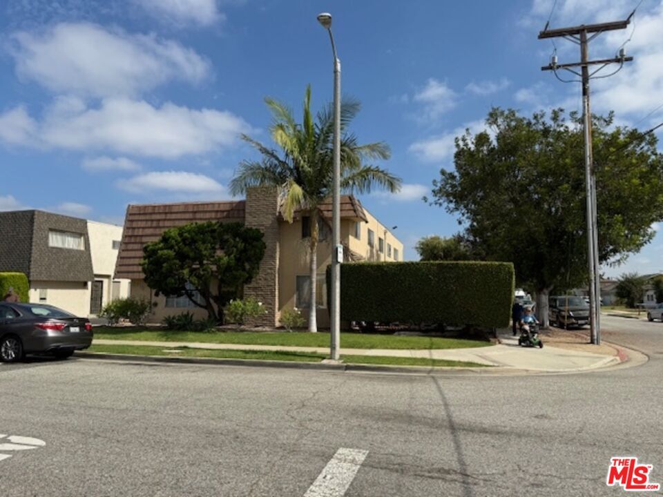 Property Photo:  2015 W 157th St  CA 90249 