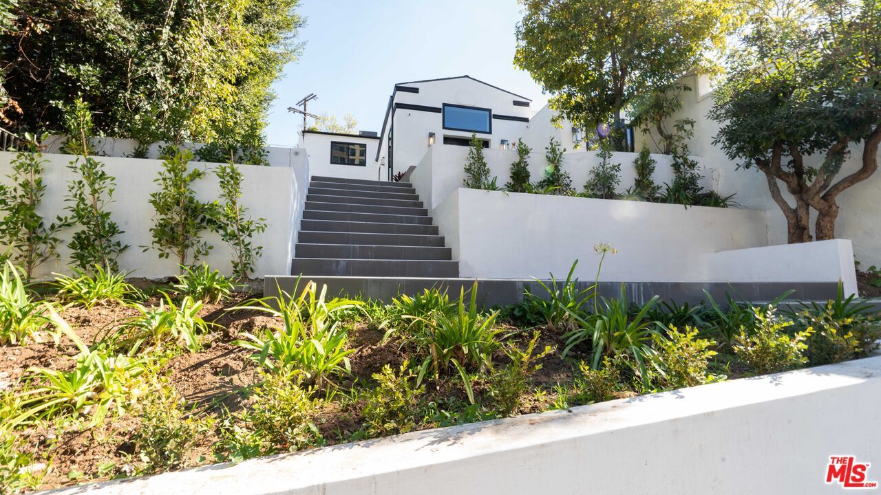 Property Photo:  10520 Ashton Ave  CA 90024 