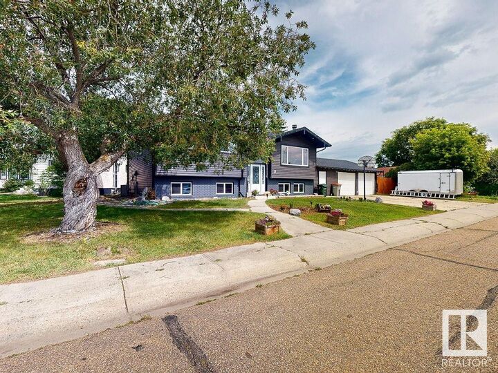 Property Photo: 12 Garden Valley Drive AB T7Z 1H6