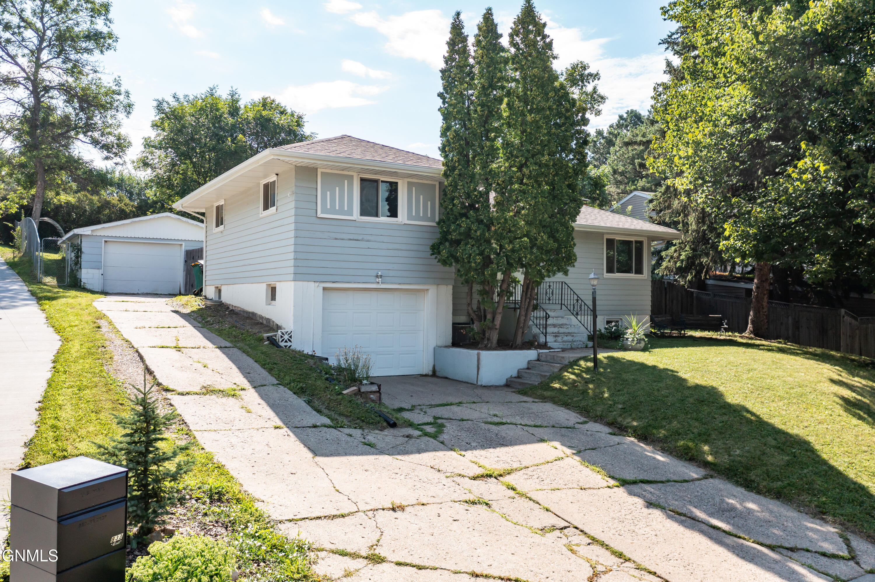Property Photo: 831 Crescent Lane ND 58501