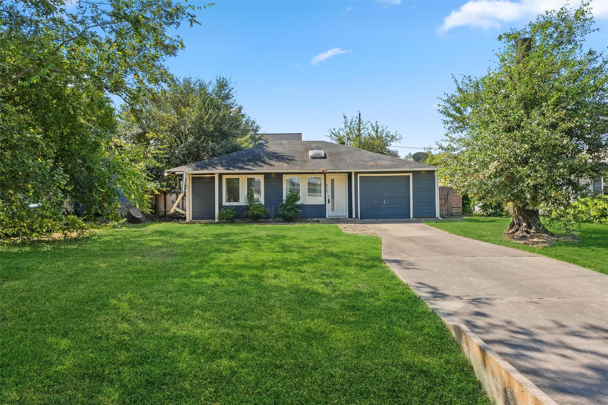 Property Photo: 959 Gardenia Drive TX 77018