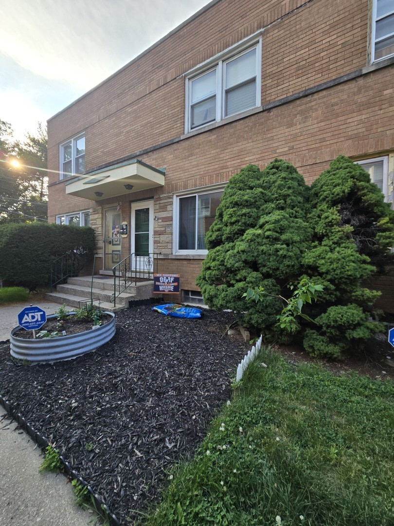 Property Photo: 1007 S Oak Park Avenue IL 60304