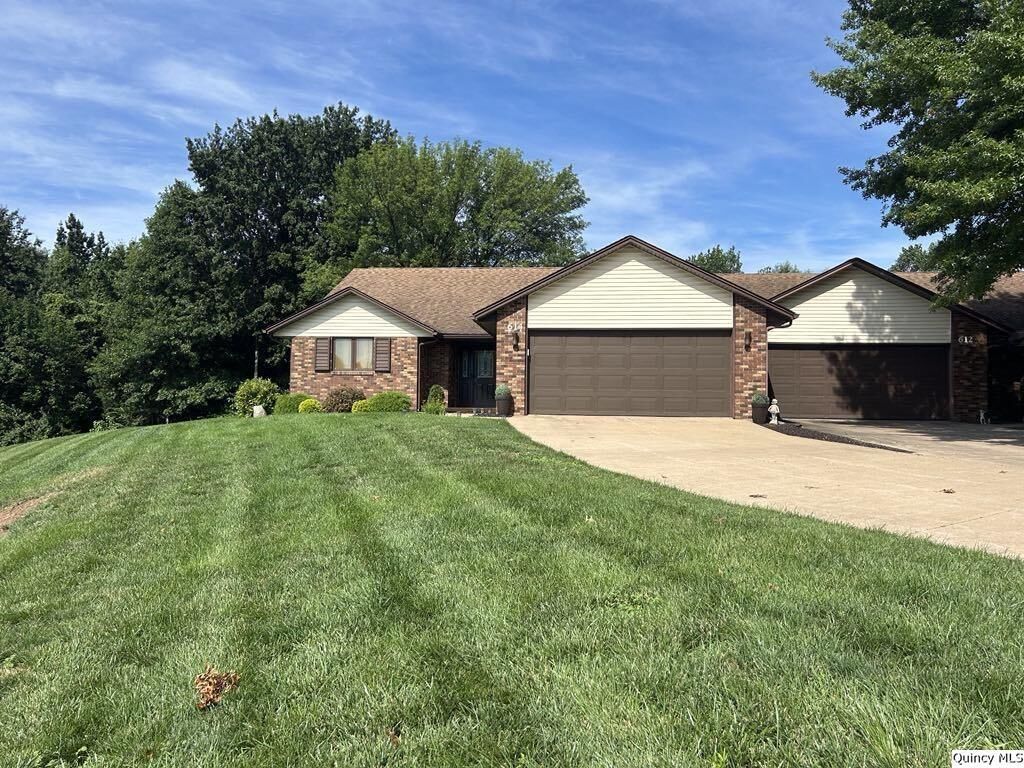 Property Photo:  614 Pawn Ave  IL 62305 