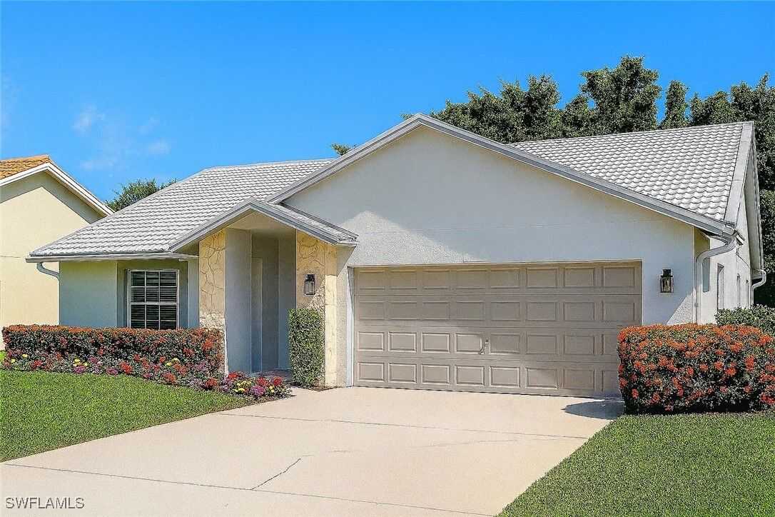 Property Photo:  157 Saint James Way  FL 34104