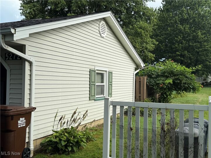 Property Photo:  5272 Middletown Road E  OH 44442 