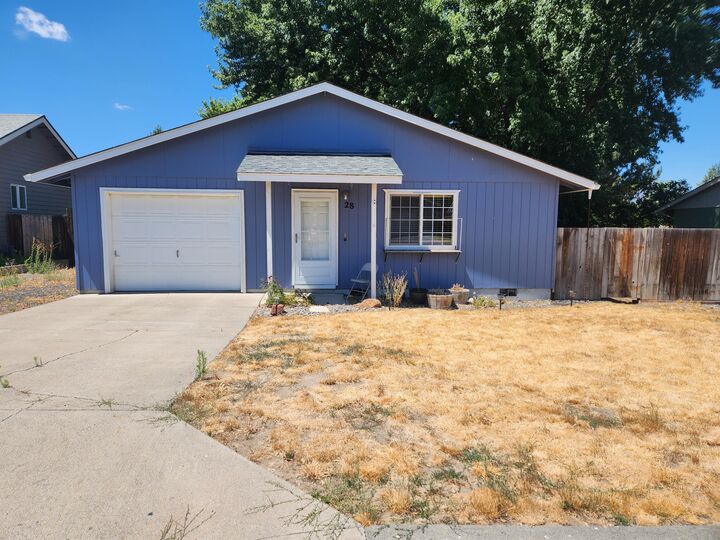 Property Photo:  28 NE Hillcrest Street  OR 97741 