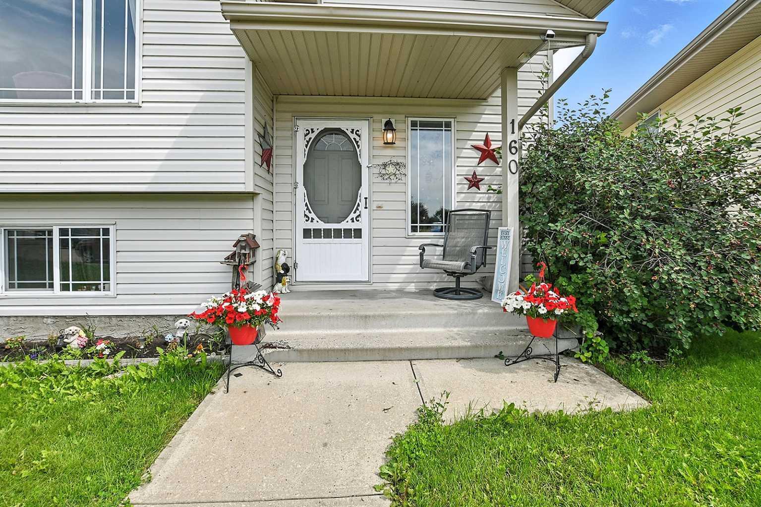Property Photo:  160 Deschner Close  AB T4R 3C4 