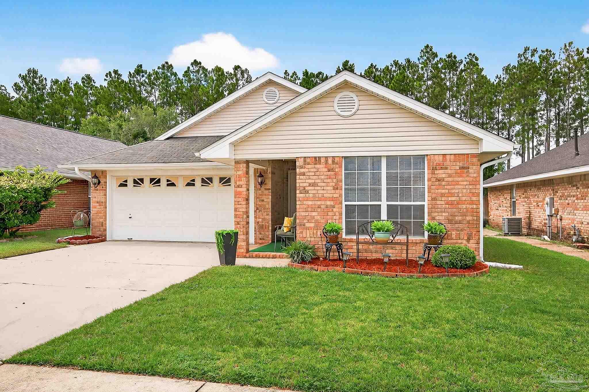 Property Photo: 21 Easton St FL 32533