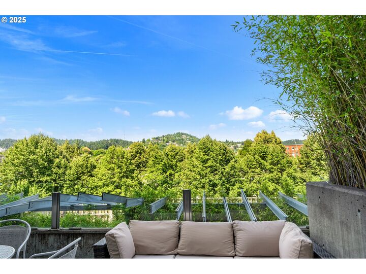 Property Photo:  1410 NW Kearney St 1026  OR 97209 