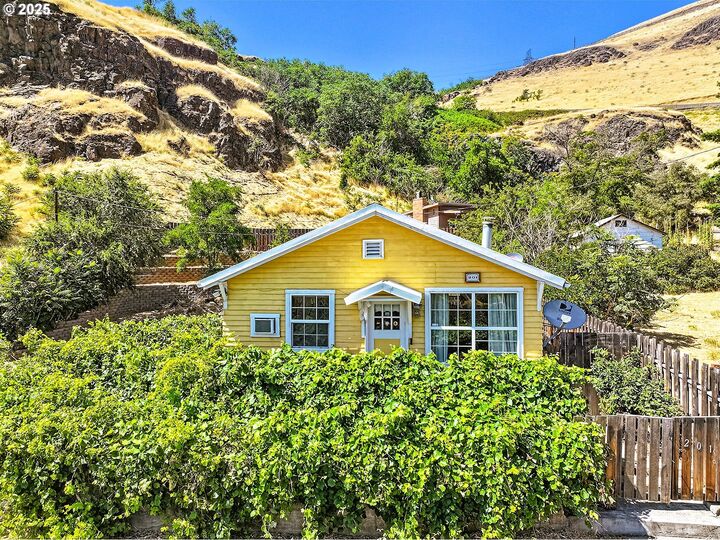 Property Photo:  201 Bunn St  WA 98673 
