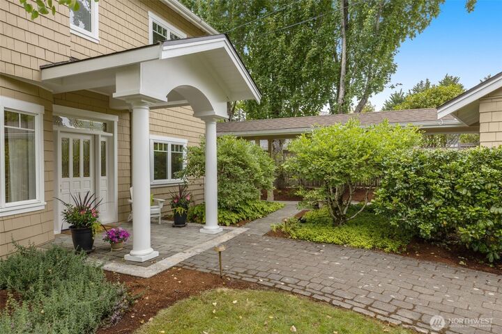 Property Photo:  3021 W Mercer Way  WA 98040 
