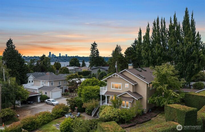 Property Photo:  3021 W Mercer Way  WA 98040 
