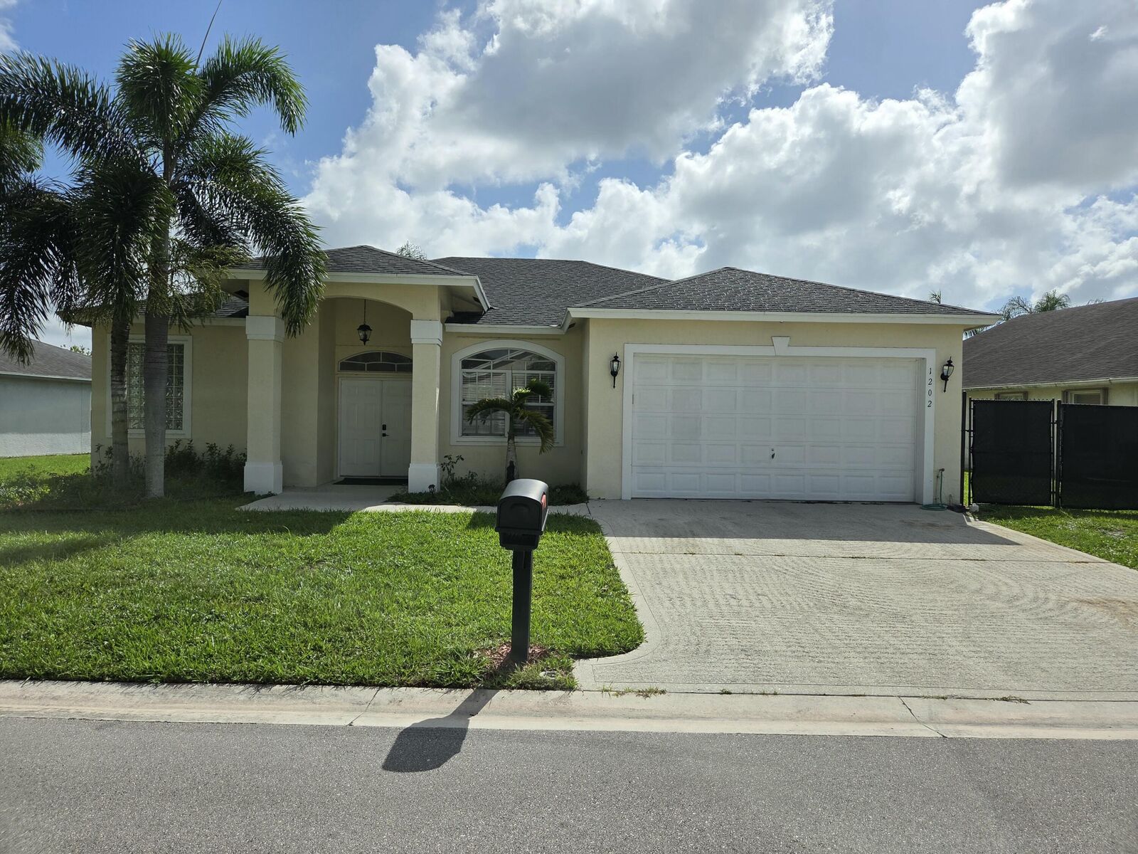 Property Photo: 1202 Hatteras Circle FL 33413